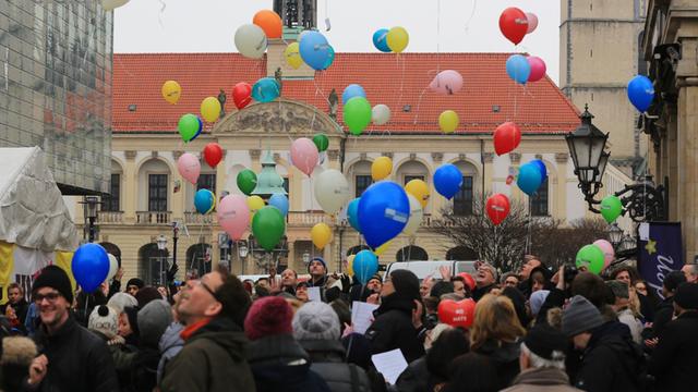 Besucher stehen am 21.01.2017 in Magdeburg (Sachsen-Anhalt) mit Luftballons auf der 9. "Meile der Demokratie" . Mit zahlreichen Veranstaltungen wird der Bombardierung Magdeburgs am 16. Januar 1945 gedacht. Foto: Peter Gercke/dpa-Zentralbild/dpa | Verwendung weltweit