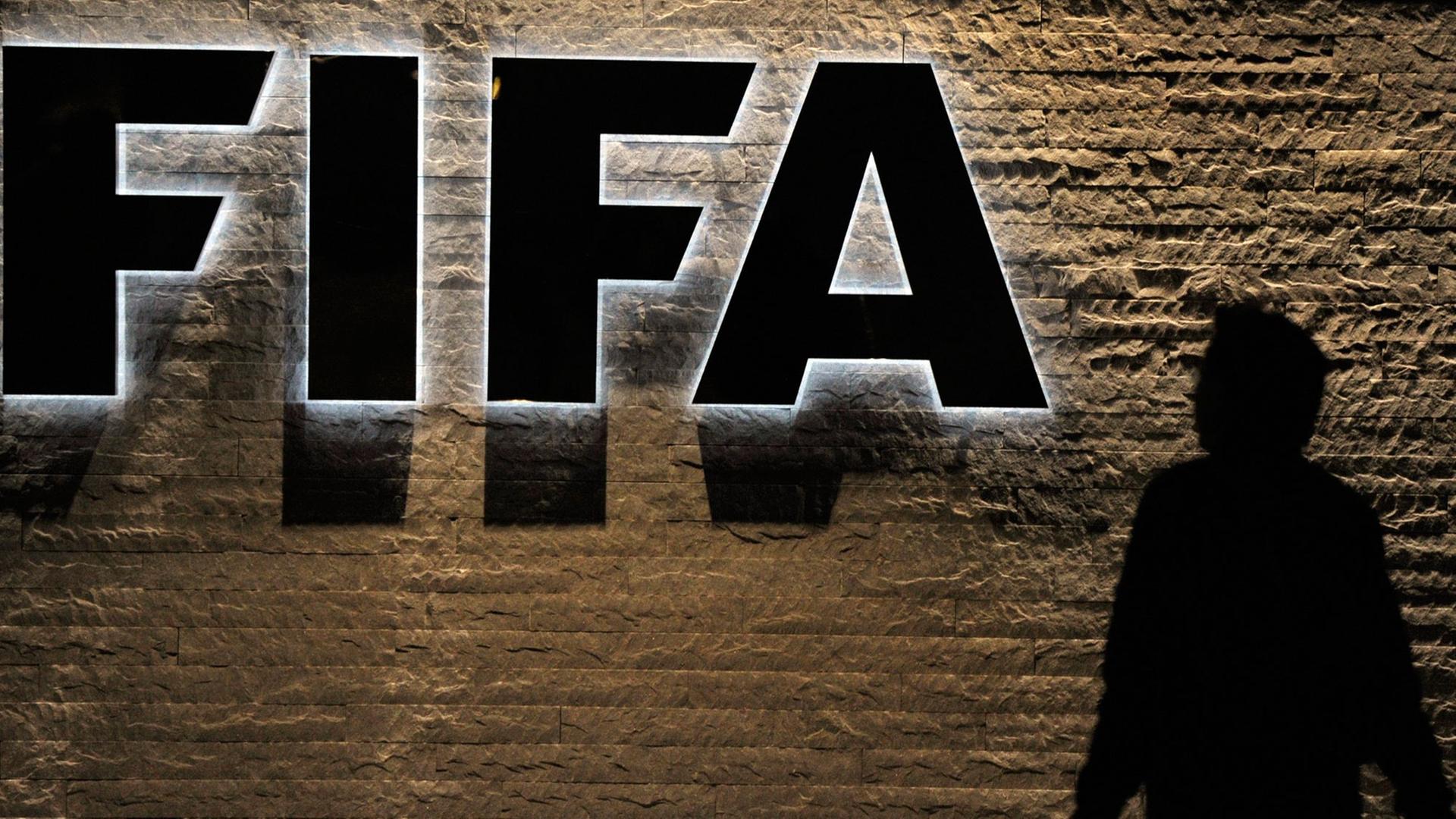 Das Fifa-Logo, daneben die Silhouette einer Person. Das Fifa-Logo, daneben die Silhouette einer Person.