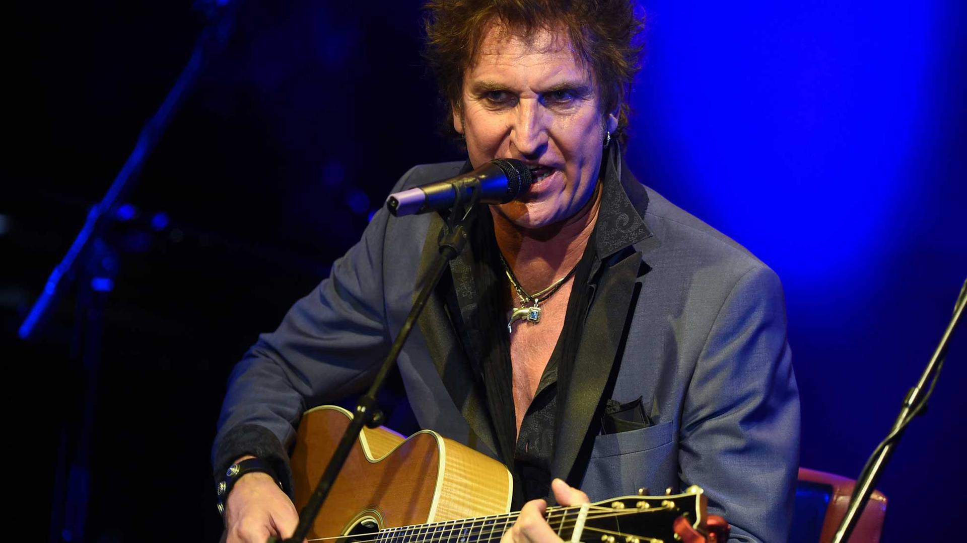Der deutsche Rockgitarrist Carl Carlton steht am 24.05.2016 im Wintergarten-Varieté in Berlin beim Tribute-Konzert zum 75. Geburtstag von US-Sänger Bob Dylan auf der Bühne. Der deutsche Rockgitarrist Carl Carlton steht am 24.05.2016 im Wintergarten-Varieté in Berlin beim Tribute-Konzert zum 75. Geburtstag von US-Sänger Bob Dylan auf der Bühne.