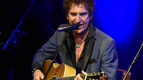 Der deutsche Rockgitarrist Carl Carlton steht am 24.05.2016 im Wintergarten-Varieté in Berlin beim Tribute-Konzert zum 75. Geburtstag von US-Sänger Bob Dylan auf der Bühne.