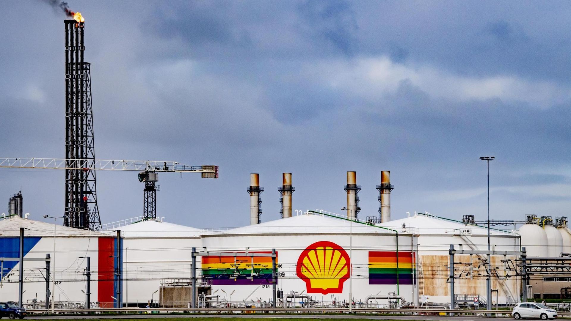 Auf dem Foto ist eine Anlage von dem Öl- und Gas-Konzern Shell zu sehen. Auf dem Foto ist eine Anlage von dem Öl- und Gas-Konzern Shell zu sehen.