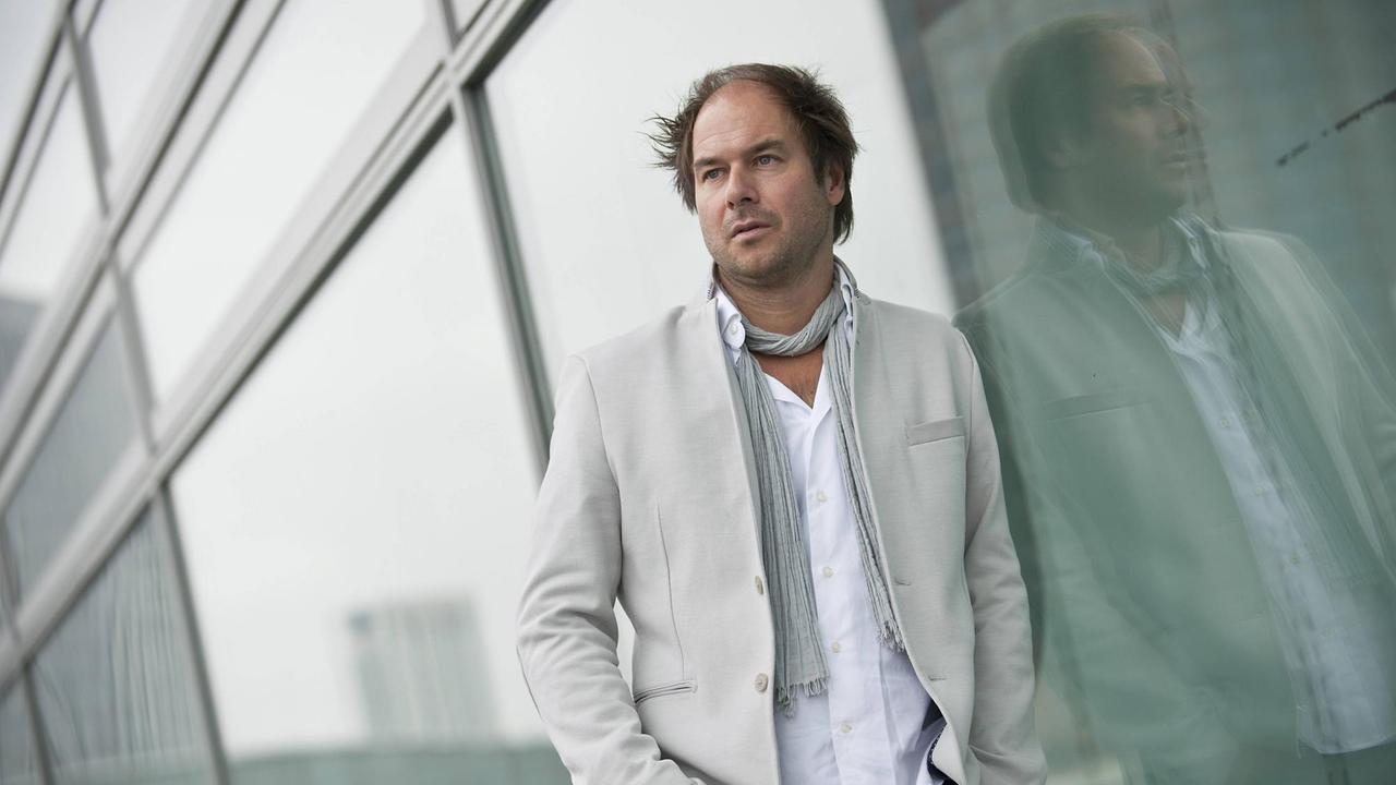 Der Autor Christian Schüle steht vor einer Fensterwand. Der Autor Christian Schüle steht vor einer Fensterwand.