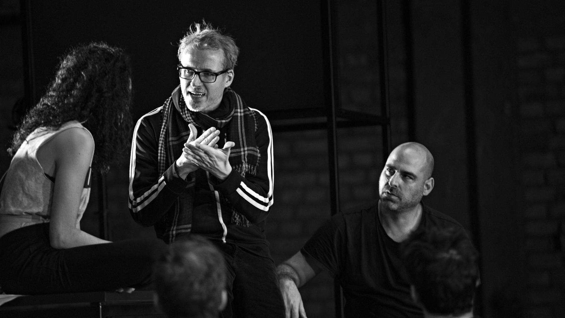 Falk Richter während der Proben zu „I am Europe" am Théâtre national de Strasbourg. Falk Richter während der Proben zu „I am Europe" am Théâtre national de Strasbourg.