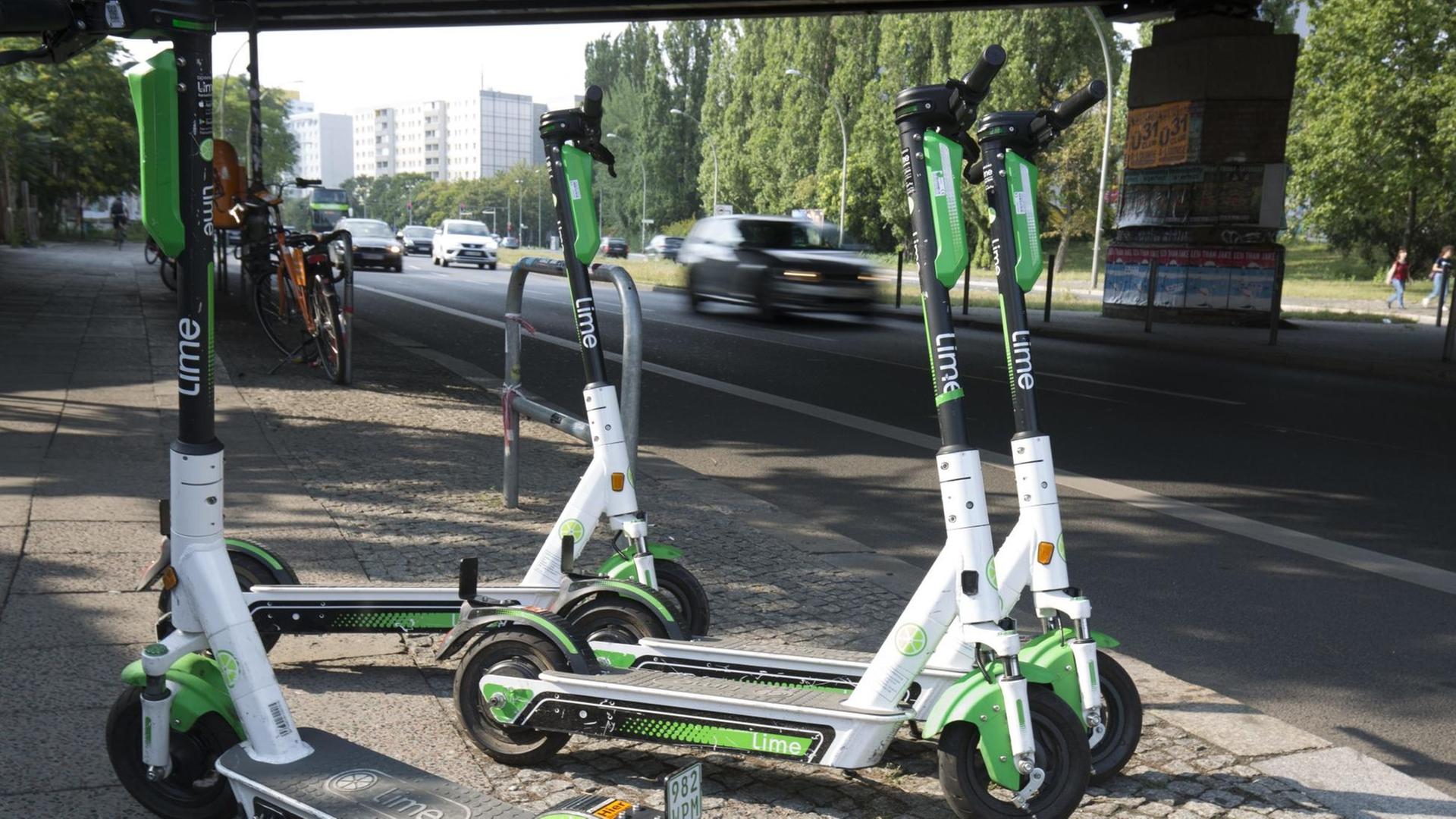 Das Foto zeigt 4 Elektro-Roller. Das Foto zeigt 4 Elektro-Roller.
