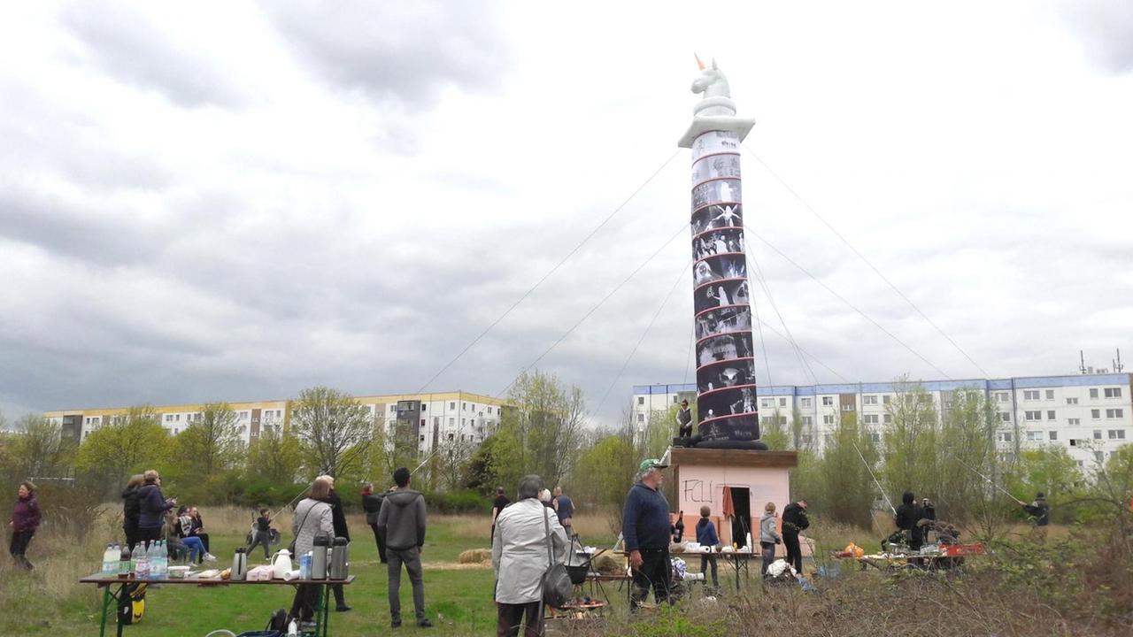 "Mitte in der Pampa" auf der selbst benannten Place Internationale. Im Hintergrund die Gondeln der IGA-Seilbahn "Mitte in der Pampa" auf der selbst benannten Place Internationale. Im Hintergrund die Gondeln der IGA-Seilbahn