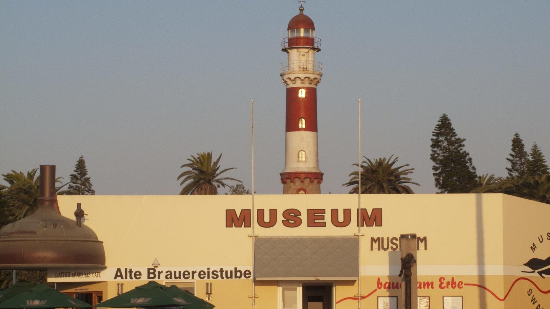 Der Leuchtturm von Swakopmund wurde 1902, während der Kolonialzeit, von deutschen Bauherren erbaut. Er ist noch heute in Betrieb. Davor das Swakopmund Museum in Namibia. Der Leuchtturm von Swakopmund wurde 1902, während der Kolonialzeit, von deutschen Bauherren erbaut. Er ist noch heute in Betrieb. Davor das Swakopmund Museum in Namibia.
