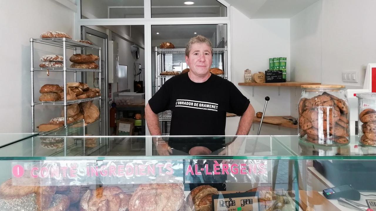 Bäcker Xavier Montes steht hinter dem Verkaufstresen seiner Bäckerei. Bäcker Xavier Montes steht hinter dem Verkaufstresen seiner Bäckerei.