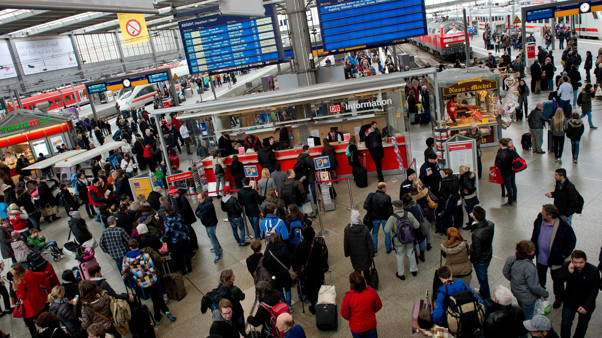 Menschen am Münchener Hauptbahnhof Menschen am Münchener Hauptbahnhof