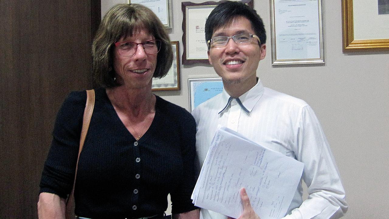 Die transsexuelle Amerikanerin Tracy (l.) und Bune, ein Assistent der thailändischen Klinik.