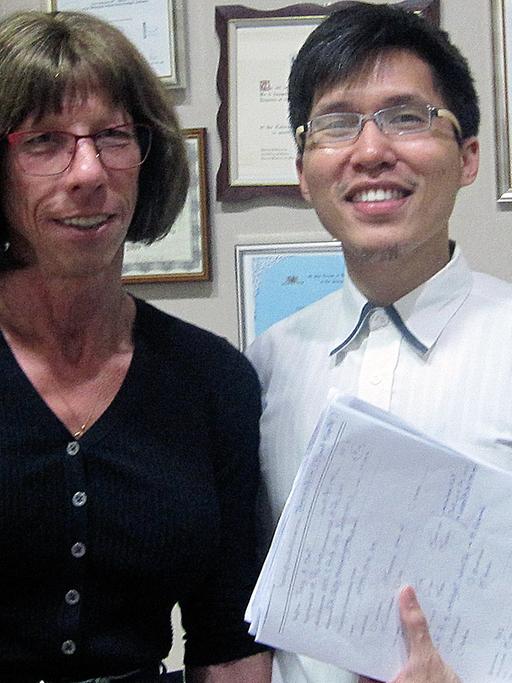 Die transsexuelle Amerikanerin Tracy (l.) und Bune, ein Assistent der thailändischen Klinik.