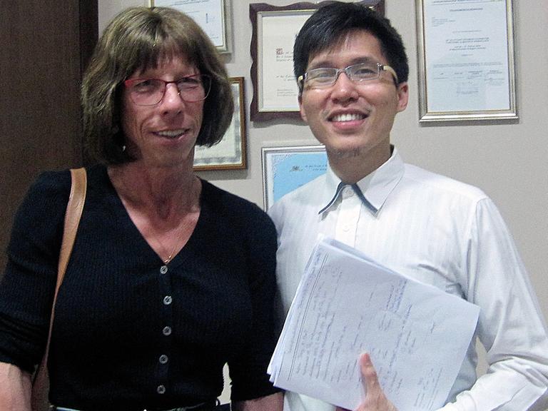 Die transsexuelle Amerikanerin Tracy (l.) und Bune, ein Assistent der thailändischen Klinik.