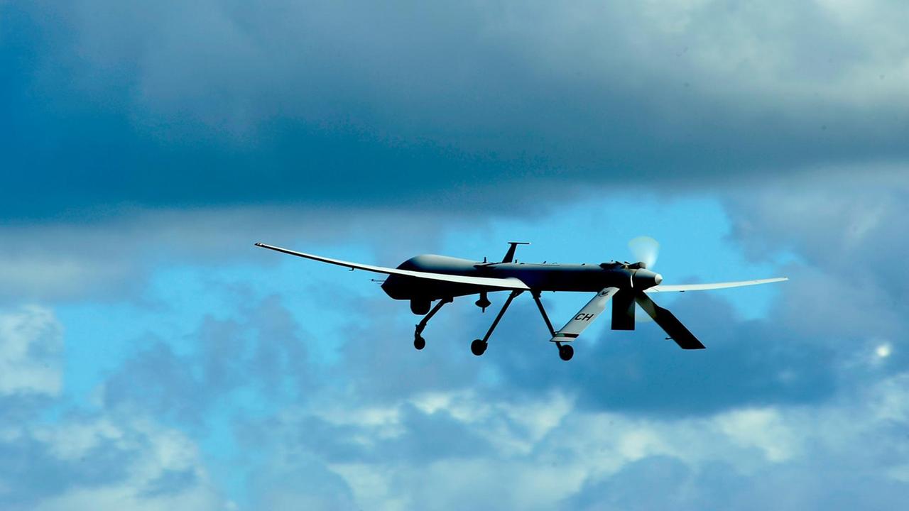 Eine Drohne vom Typ RQ-1 Predator, von der Creech-Luftwaffenbasis im Bundesstaat Nevada, startet vor blau-grauem Himmel vom Flughafen Rafael Hernandez, bei Aguadilla, Puerto Rico, am 28.01.2010. (U.S. Air Force photo by Tech. Sgt. James Harper) Eine Drohne vom Typ RQ-1 Predator, von der Creech-Luftwaffenbasis im Bundesstaat Nevada, startet vor blau-grauem Himmel vom Flughafen Rafael Hernandez, bei Aguadilla, Puerto Rico, am 28.01.2010. (U.S. Air Force photo by Tech. Sgt. James Harper)