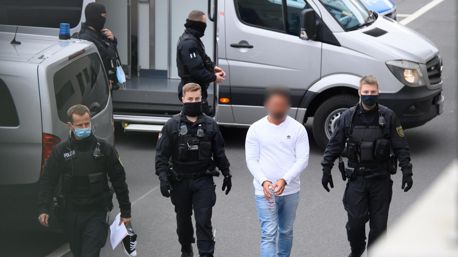Ein verdächtiger Mann im Fall des Kunstdiebstahls im Grünen Gewölbe wird von Polizisten in das Gebäude des Oberlandesgerichts geführt. Knapp ein Jahr nach dem Kunstraub im Dresdner Grünen Gewölbe hat die Polizei am Morgen in Berlin drei Tatverdächtige festgenommen. Ein verdächtiger Mann im Fall des Kunstdiebstahls im Grünen Gewölbe wird von Polizisten in das Gebäude des Oberlandesgerichts geführt. Knapp ein Jahr nach dem Kunstraub im Dresdner Grünen Gewölbe hat die Polizei am Morgen in Berlin drei Tatverdächtige festgenommen.
