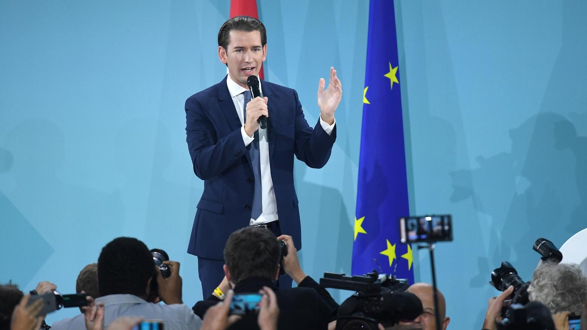 Der ÖVP-Vorsitzende Sebastian Kurz äußert sich zum Erfolg seiner Partei bei der Nationalratswahl. Der ÖVP-Vorsitzende Sebastian Kurz äußert sich zum Erfolg seiner Partei bei der Nationalratswahl.