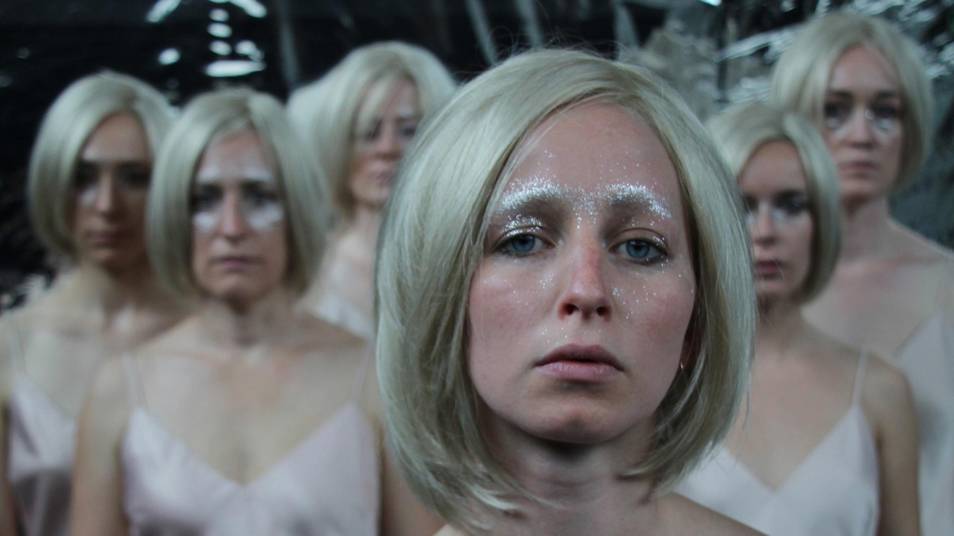 Anna Gesa-Raija Lappe & Ensemble in Henrik Ibsens "Nora, Hedda und ihre Schwestern" in einer Bearbeitung von Ulrike Syha am Staatstheater Karlsruhe. Anna Gesa-Raija Lappe & Ensemble in Henrik Ibsens "Nora, Hedda und ihre Schwestern" in einer Bearbeitung von Ulrike Syha am Staatstheater Karlsruhe.