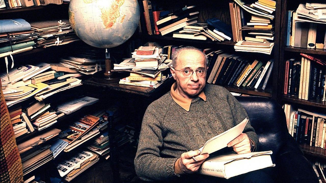 Der polnische Schriftsteller, Essayist und Philosoph Stanisław Lem, aufgenommen in seiner Bibliothek in Krakau im Jahr 1975
