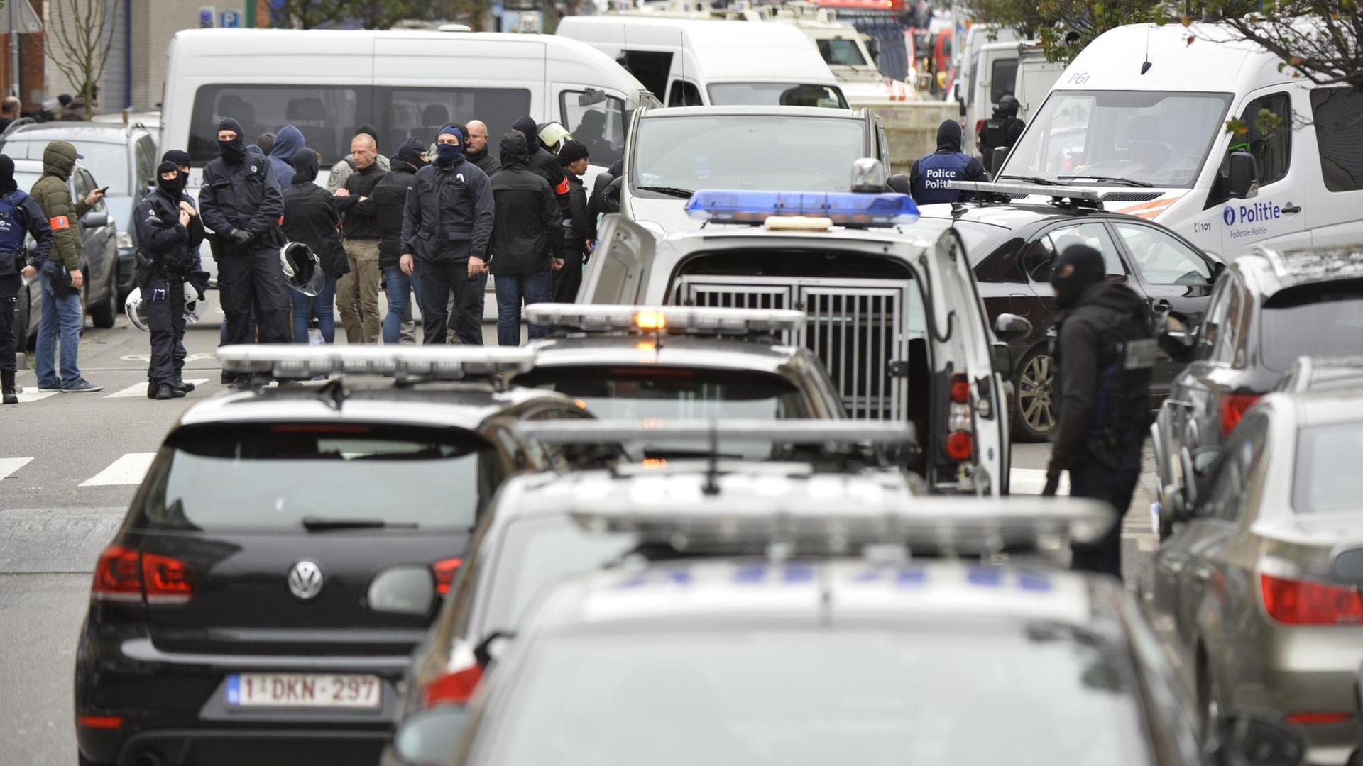 Großeinsatz gegen Terrorverdächtige im Brüsseler Stadtteil Molenbeek. Großeinsatz gegen Terrorverdächtige im Brüsseler Stadtteil Molenbeek.