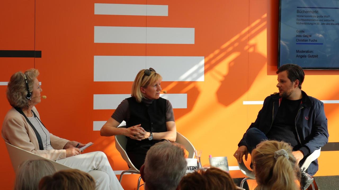 Angela Gutzeit im Gespräch mit Ines Geipel und Christian Fuchs auf der Deutschlandfunkbühne der Leipziger Buchmesse 2019 Angela Gutzeit im Gespräch mit Ines Geipel und Christian Fuchs auf der Deutschlandfunkbühne der Leipziger Buchmesse 2019