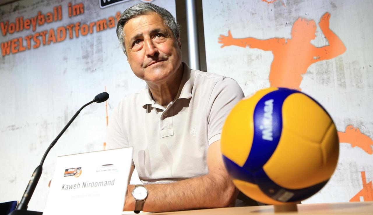 BR Volleys Manager Kaweh Niroomand auf einer Pressekonferenz in der Max Schmeling Halle, Berlin. BR Volleys Manager Kaweh Niroomand auf einer Pressekonferenz in der Max Schmeling Halle, Berlin.