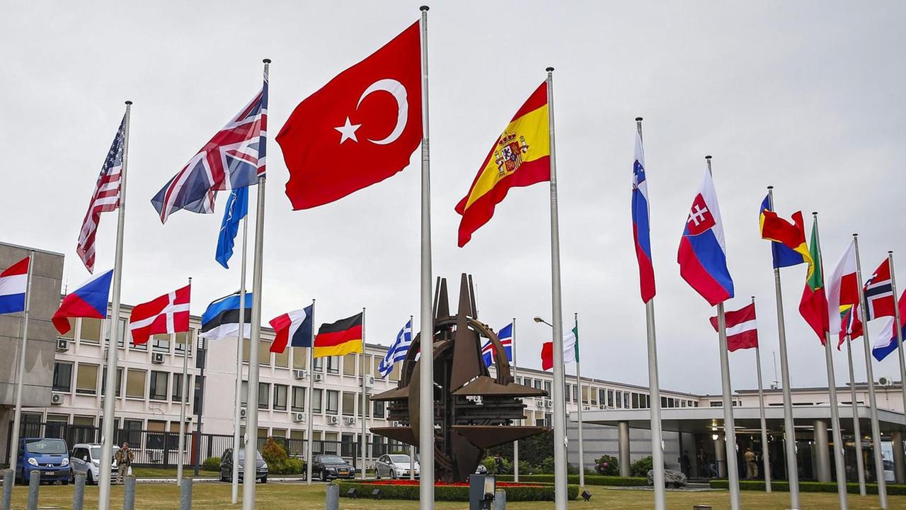 Flaggen der NATO-Staaten vor dem Hauptquartier in Brüssel Flaggen der NATO-Staaten vor dem Hauptquartier in Brüssel