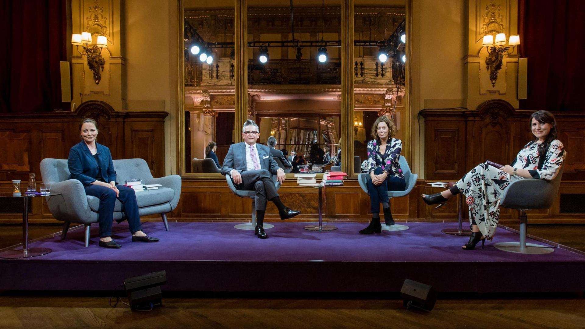 "Das Literarische Quartett": Thea Dorn, Götz Alsmann, Eva Menasse und Vea Kaiser sitzen, jeder auf seinem Stuhl oder kleinen Sofa, nebeneinander und schauen in die Kamera. "Das Literarische Quartett": Thea Dorn, Götz Alsmann, Eva Menasse und Vea Kaiser sitzen, jeder auf seinem Stuhl oder kleinen Sofa, nebeneinander und schauen in die Kamera.