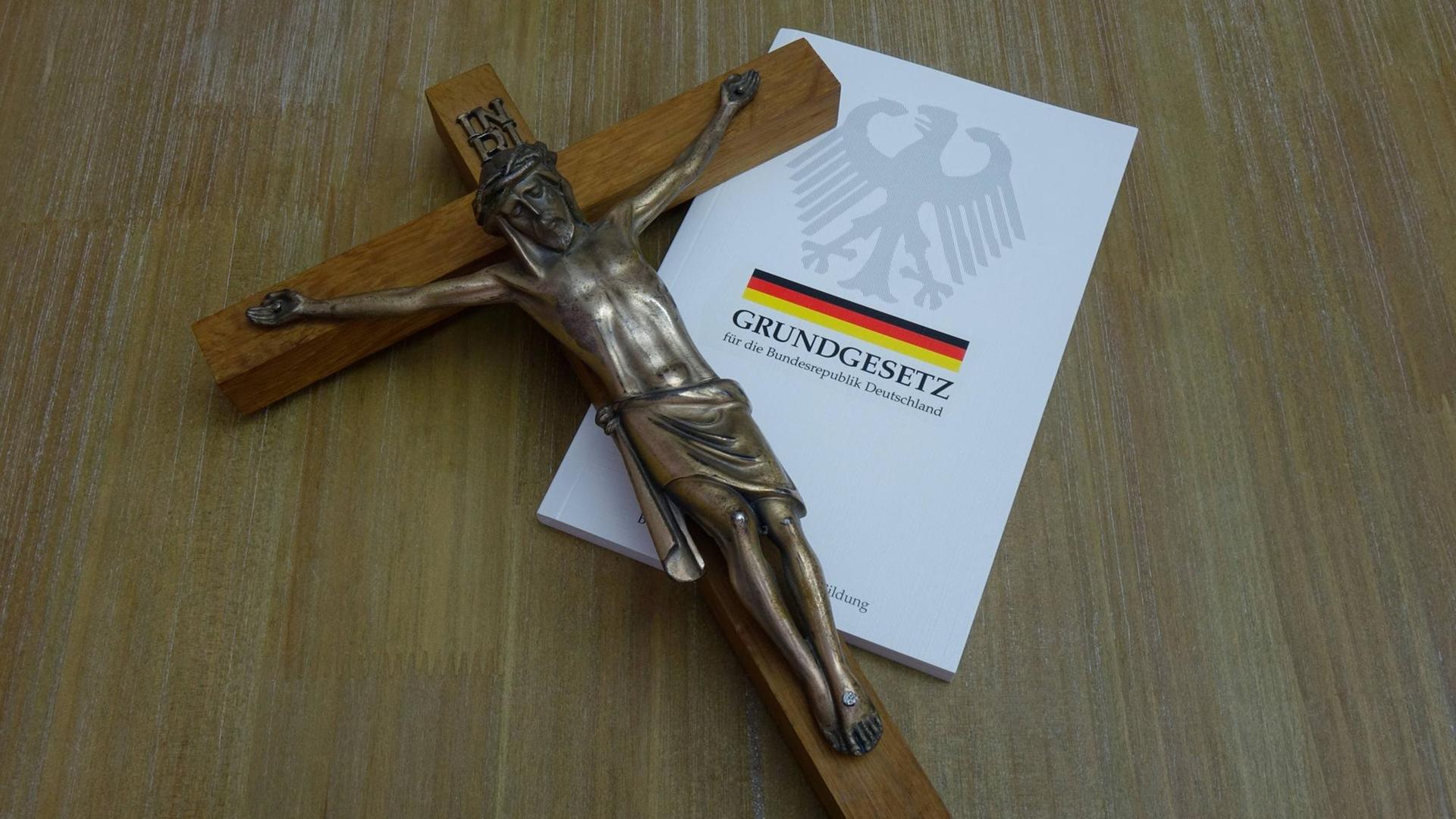Jesusfigur auf dem Grundgesetz Jesusfigur auf dem Grundgesetz