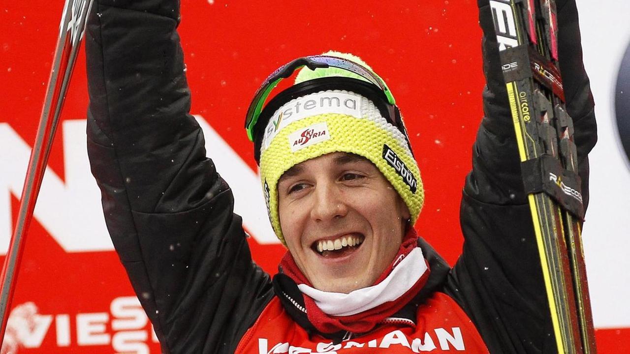 Der Österreicher Johannes Dürr feiert auf dem Podium den dritten Platz im 9 km langen Finale der Kletterei der Herren bei der Tour de Ski im Rahmen des Langlauf-Weltcups im italienischen Val di Fiemme, 05. Januar 2014.
