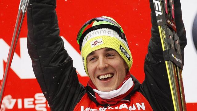 Der Österreicher Johannes Dürr feiert auf dem Podium den dritten Platz im 9 km langen Finale der Kletterei der Herren bei der Tour de Ski im Rahmen des Langlauf-Weltcups im italienischen Val di Fiemme, 05. Januar 2014.
