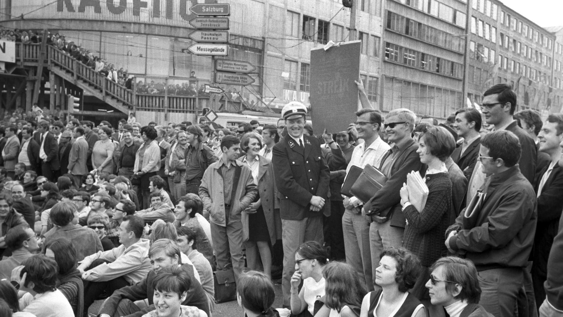 Polizisten wurden von den demonstrierenden Studtenten in - teilweise auch heitere - Gespräche verwickelt. Am 29.05.1968, dem Vortag der dritten Lesung der Notstandsgesetze im Bonner Bundestag, demonstrierten in München tausende Studenten, Schüler, Arbeiter und Angestellte. | Verwendung weltweit Polizisten wurden von den demonstrierenden Studtenten in - teilweise auch heitere - Gespräche verwickelt. Am 29.05.1968, dem Vortag der dritten Lesung der Notstandsgesetze im Bonner Bundestag, demonstrierten in München tausende Studenten, Schüler, Arbeiter und Angestellte. | Verwendung weltweit
