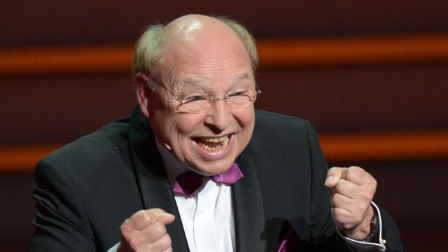 Comedian Hans-Joachim Heist gestikuliert bei der Verleihung des 63. Deutschen Filmpreises "Lola" am 26.04.2013 in Berlin auf der Bühne.