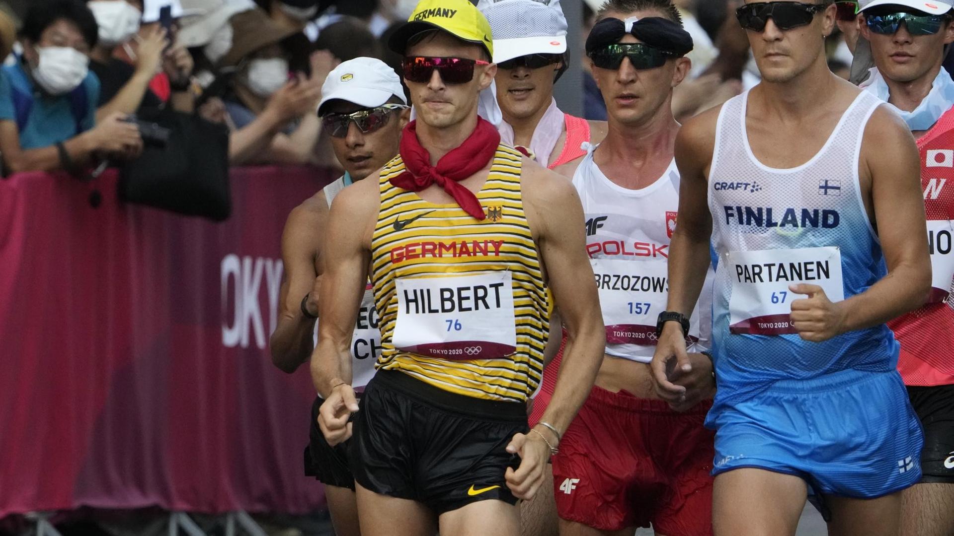 Der deutsche Geher Jonathan Hilbert in Aktion, um ihn herum sind weitere Athleten zu sehen. Der deutsche Geher Jonathan Hilbert in Aktion, um ihn herum sind weitere Athleten zu sehen.