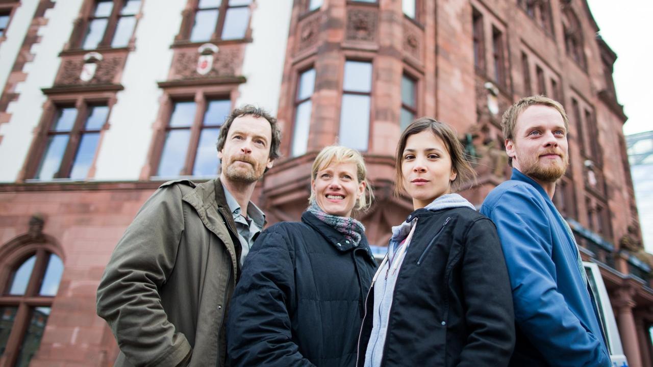 Die Schauspieler Jörg Hartmann (l-r, Peter Faber), Anna Schudt (Martina Bönisch), Aylin Tezel (Nora Dalay) und Stefan Konarske (Daniel Kossik) posieren am 25.04.2016 vor dem historischen Rathaus bei den Dreharbeiten des "Tatorts" Dortmund. Die Schauspieler Jörg Hartmann (l-r, Peter Faber), Anna Schudt (Martina Bönisch), Aylin Tezel (Nora Dalay) und Stefan Konarske (Daniel Kossik) posieren am 25.04.2016 vor dem historischen Rathaus bei den Dreharbeiten des "Tatorts" Dortmund.