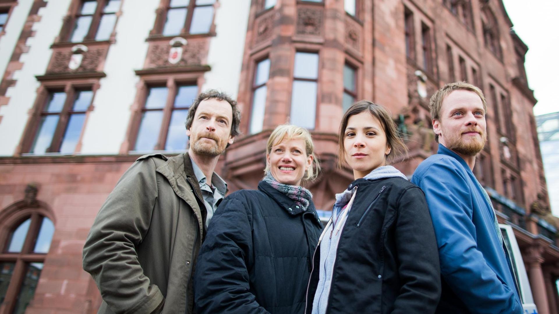 Die Schauspieler Jörg Hartmann (l-r, Peter Faber), Anna Schudt (Martina Bönisch), Aylin Tezel (Nora Dalay) und Stefan Konarske (Daniel Kossik) posieren am 25.04.2016 vor dem historischen Rathaus bei den Dreharbeiten des "Tatorts" Dortmund. Die Schauspieler Jörg Hartmann (l-r, Peter Faber), Anna Schudt (Martina Bönisch), Aylin Tezel (Nora Dalay) und Stefan Konarske (Daniel Kossik) posieren am 25.04.2016 vor dem historischen Rathaus bei den Dreharbeiten des "Tatorts" Dortmund.