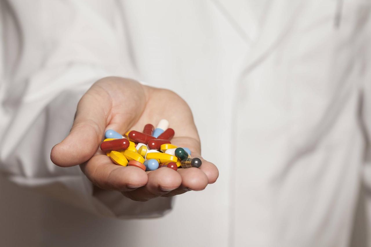 Ein Arzt hält Tabletten in der Hand. Ein Arzt hält Tabletten in der Hand.