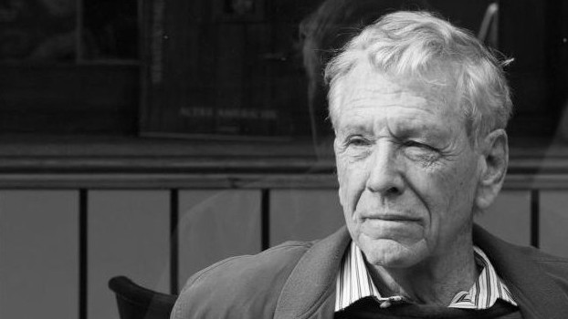 Der israelische Schriftsteller Amos Oz sitzt auf einer Bank und blickt in die Ferne Der israelische Schriftsteller Amos Oz sitzt auf einer Bank und blickt in die Ferne
