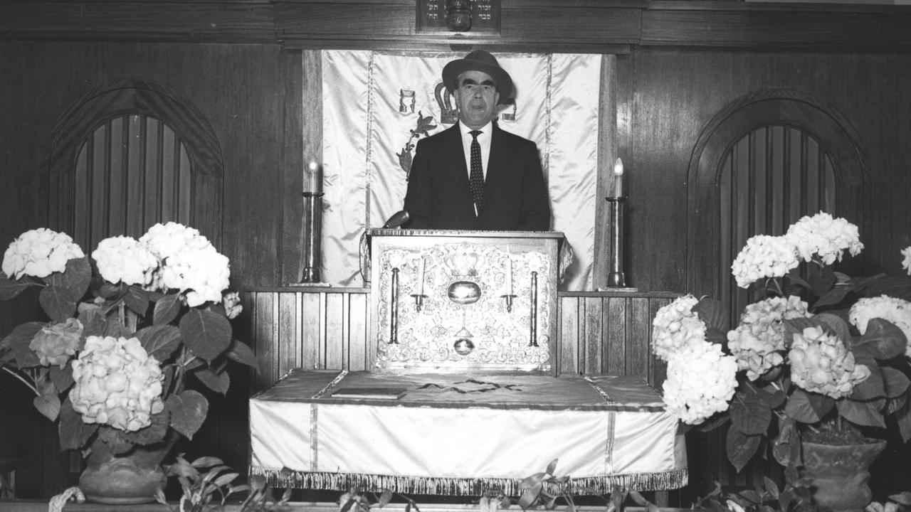 Bezirksbürgermeister Willy Kressmann bei der Einweihung der Synagoge Fränkelufer in Berlin-Kreuzberg 1959.