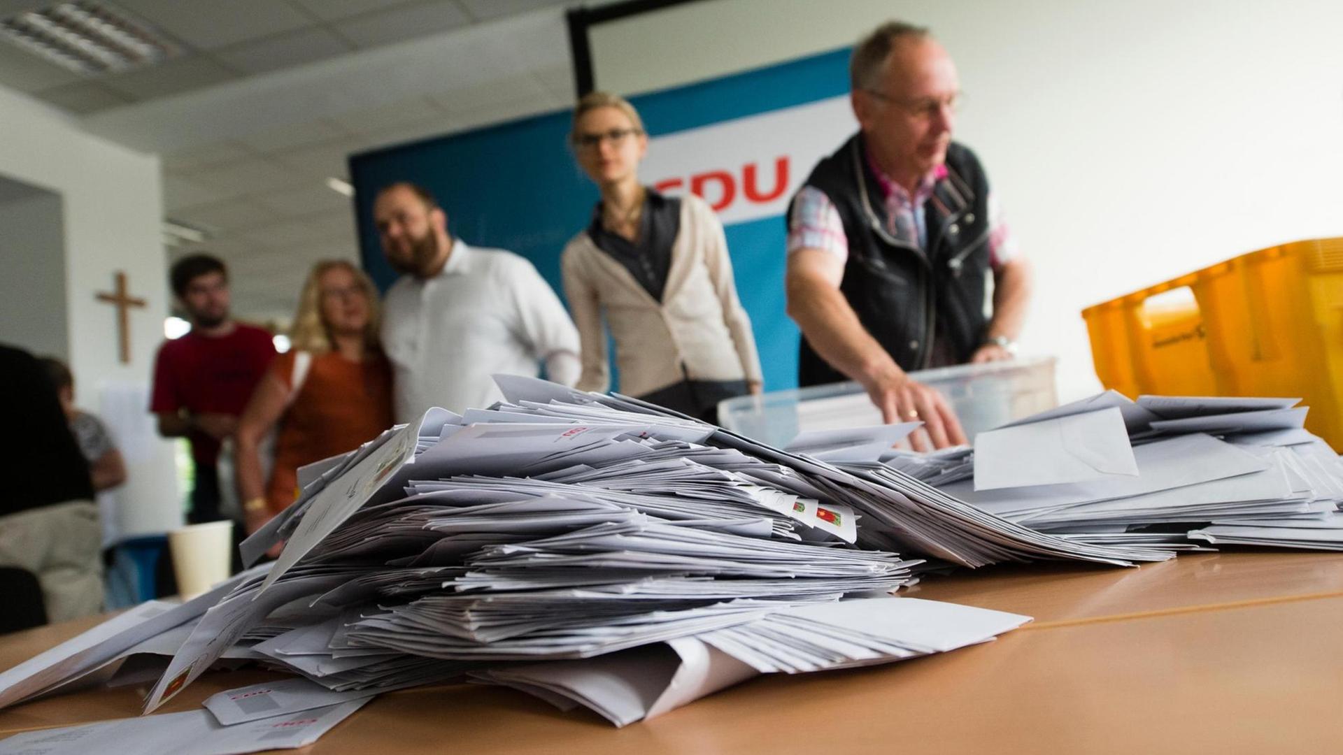 Die Stimmkarten der Mitgliederbefragung des CDU-Landesverband Berlin zur "Ehe für Alle" liegen am 24.07.2015 auf einem Tisch bereit zur Auszählung durch ehrenamtliche Mitarbeiter in der Zentrale des CDU Landesverband in Berlin.
