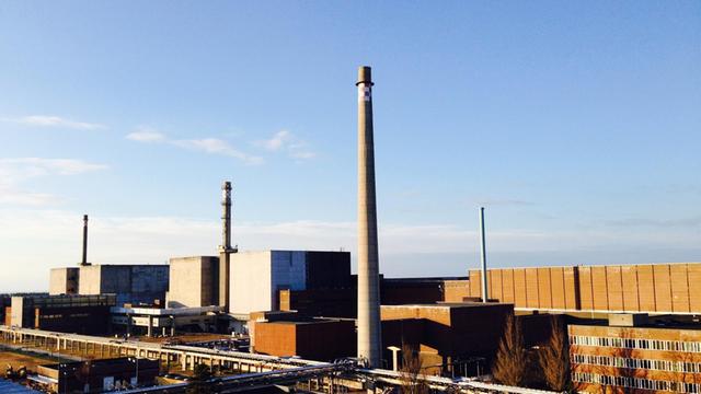 Blick vom Dach des EWN-Verwaltungsgebäudes auf die Lubminer Reaktorblöcke 2 bis 4. Dahinter das 880 Meter lange Ex-Generatorengebäude.