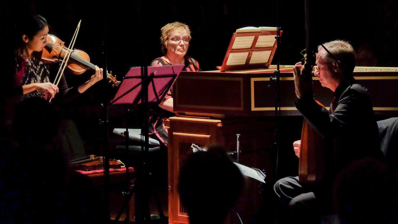 Die Geigerin Mayumi Hirasaki spielte die Rosenkranz-Sonaten zusammen mit der Cembalistin Christine Schornsheim und dem Lautenisten Michael Freimuth (von links nach rechts) in der abgedunkelten Kirche