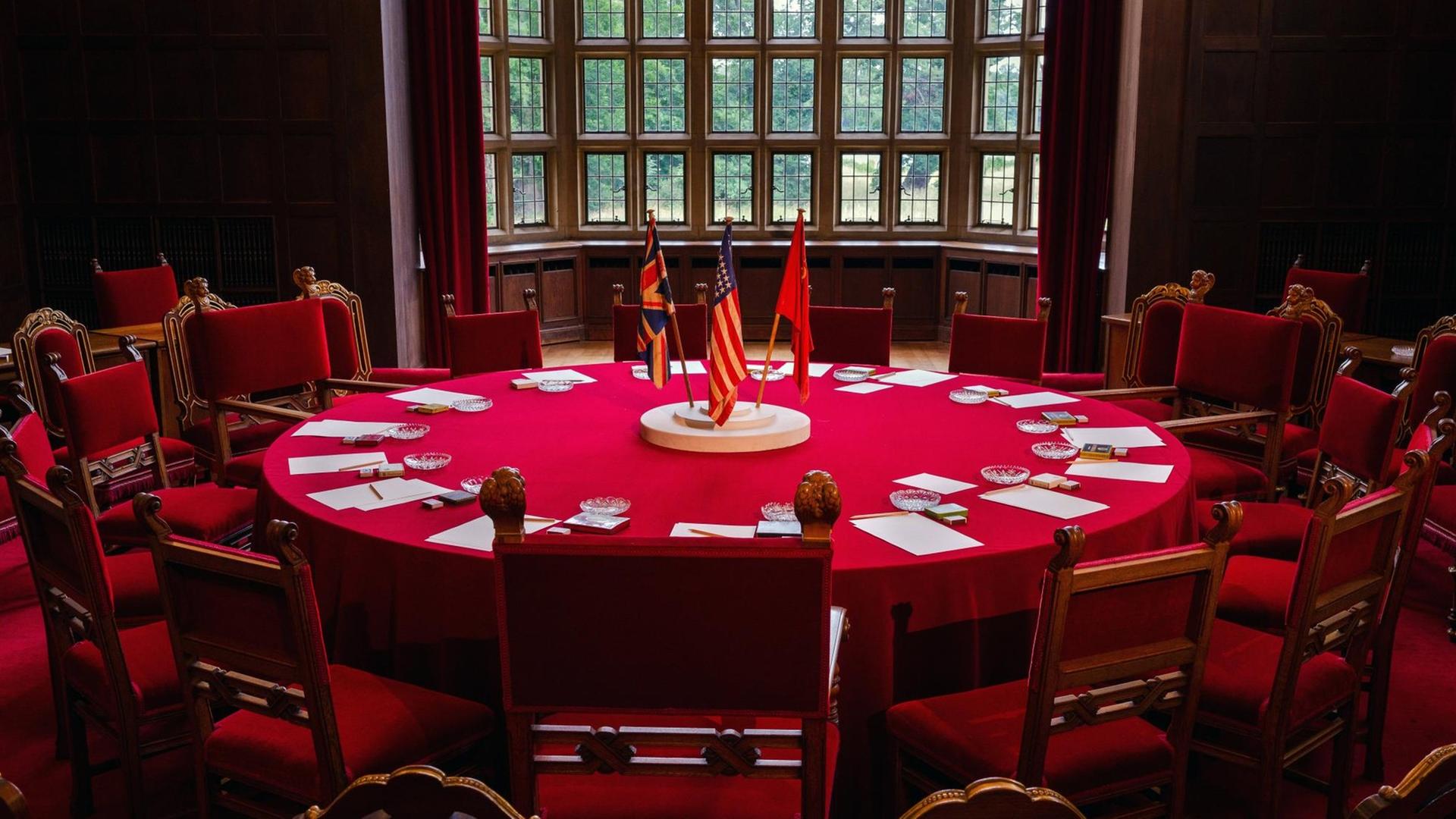 Der Konferenzsaal der Potsdamer Konferenz im Schloss Cecilienhof Der Konferenzsaal der Potsdamer Konferenz im Schloss Cecilienhof