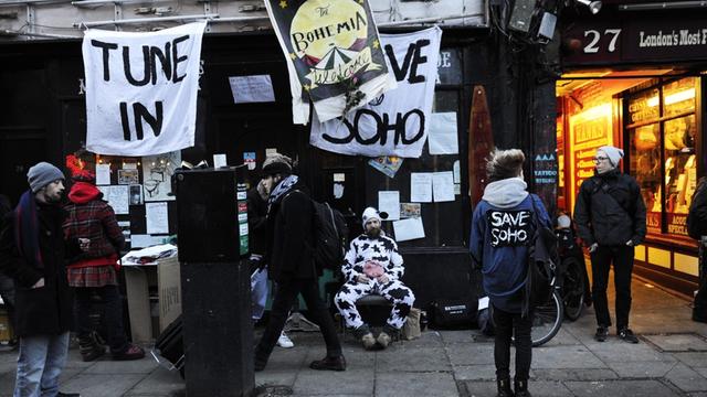 Gemeinsam mit den "Bohemians 4 Soho" protestieren Unterstützer des berühmten 12 Bar Clubs in der Londoner Denmark Street gegen dessen Schließung - ohne Erfolg