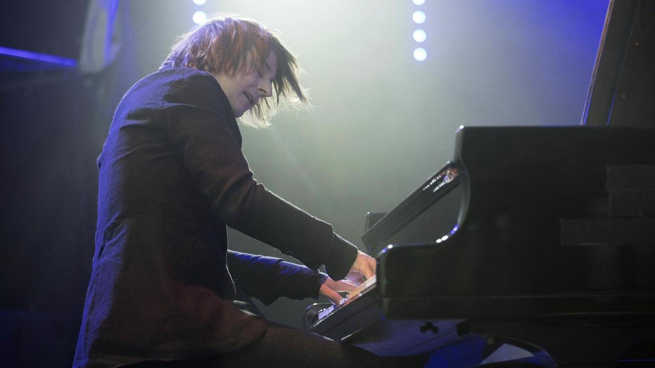 Michael Wollny, der deutsche Jazzpianist bei einem Konzert beim Elbjazz Festival 2019 im Hamburger Hafen. Michael Wollny, der deutsche Jazzpianist bei einem Konzert beim Elbjazz Festival 2019 im Hamburger Hafen.
