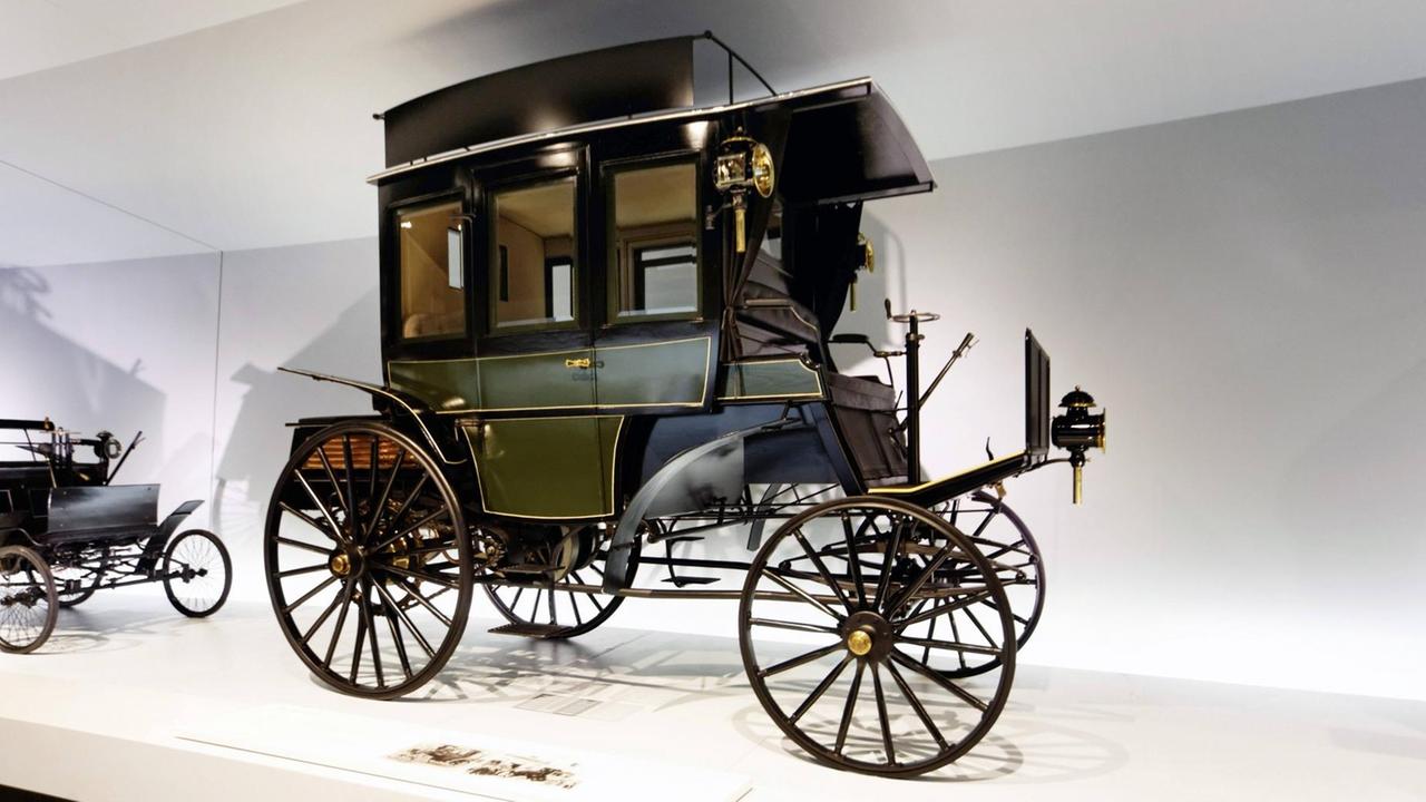 Automobilgeschichte: Ein Benz Omnibus aus dem Jahr 1895 im Mercedes Museum in Stuttgart.