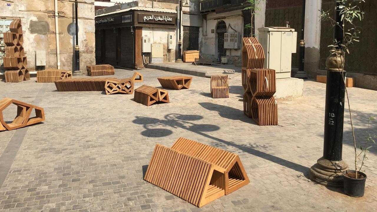 Möbel mit geometrischen Formen des Künstlers Ahmad Angawi stehen auf einem Platz in der Altstadt von Dschidda.