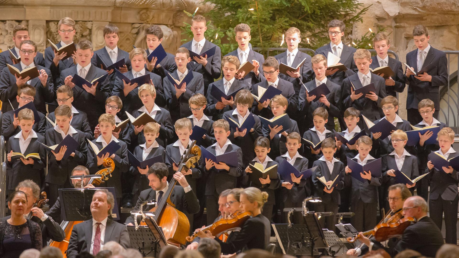 Der Dresdner Kreuzchor singt in Begleitung durch das Orchester der Dresdner Philharmonie in der Kreuzkirche Dresden . Der Dresdner Kreuzchor singt in Begleitung durch das Orchester der Dresdner Philharmonie in der Kreuzkirche Dresden .