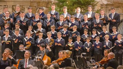 Der Dresdner Kreuzchor singt in Begleitung durch das Orchester der Dresdner Philharmonie in der Kreuzkirche Dresden .