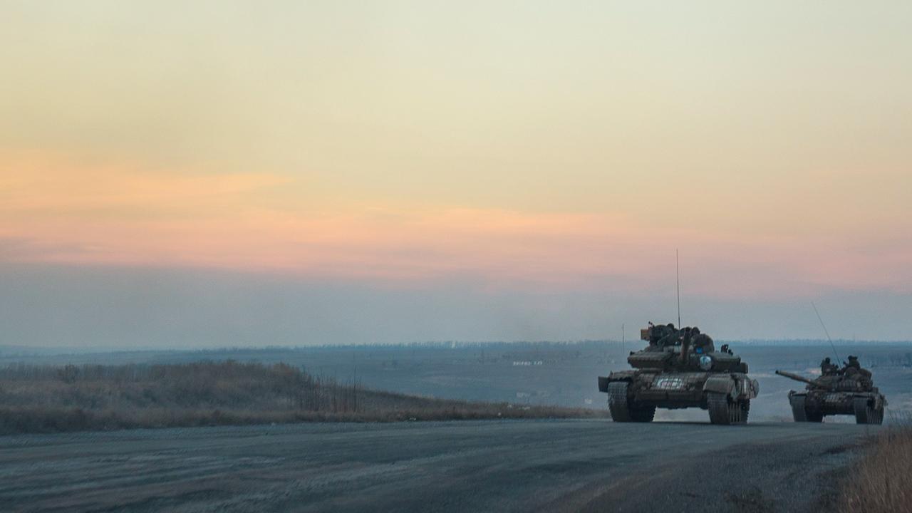 Panzer pro-russischer Separatisten fahren auf einer Straße in der Nähe von Mariupol Panzer pro-russischer Separatisten fahren auf einer Straße in der Nähe von Mariupol