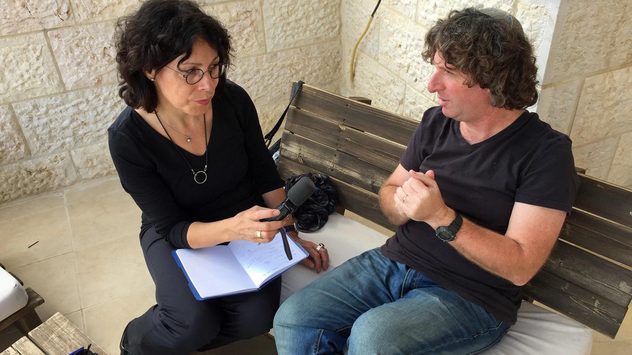 Der Poet, Aktivist und Siedler Eliaz Cohen (rechts) im Gespräch mit Sabine Adler Der Poet, Aktivist und Siedler Eliaz Cohen (rechts) im Gespräch mit Sabine Adler