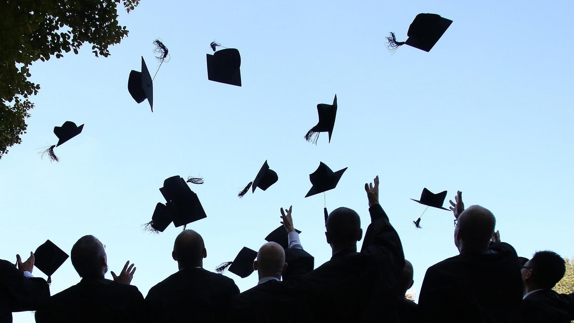Absolventen der HHL Leipzig Graduate School of Management werfen ihre Doktorhüte. Absolventen der HHL Leipzig Graduate School of Management werfen ihre Doktorhüte.