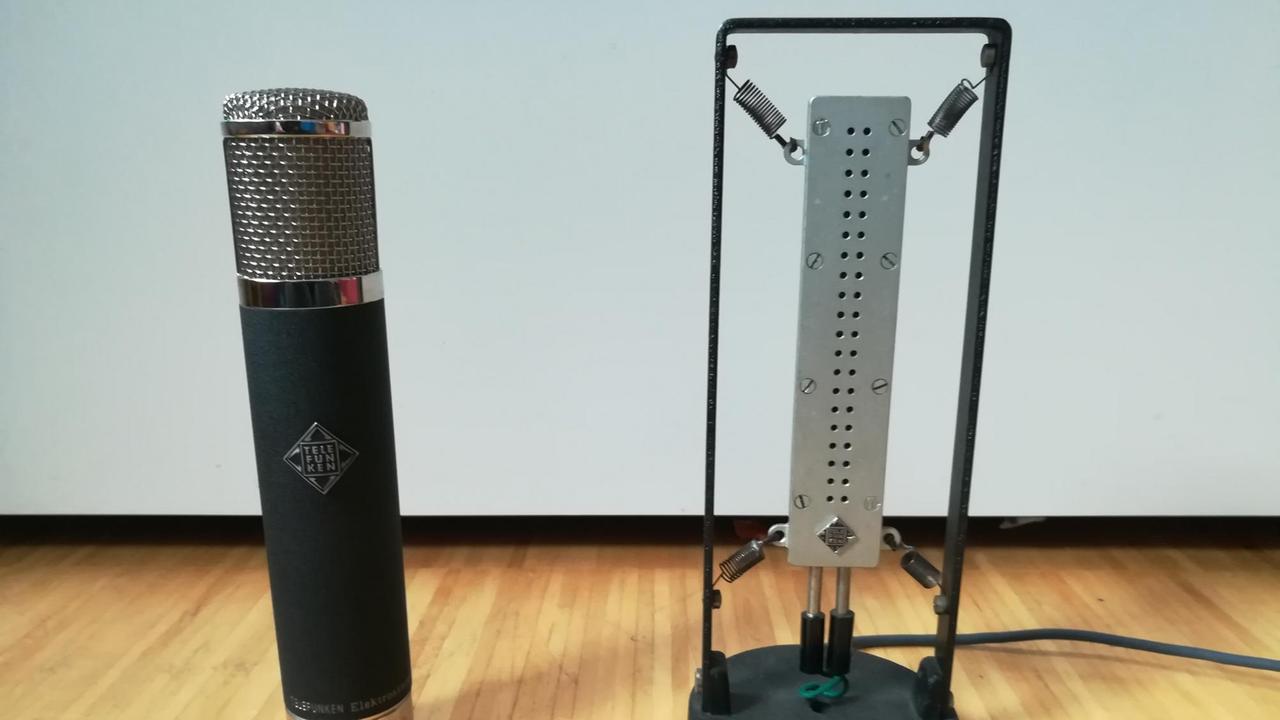 Die beiden Telefunken Mikrofone (alt & neu), mit denen Ralf Bei der Kellen den Beitrag aufgenommen hat.